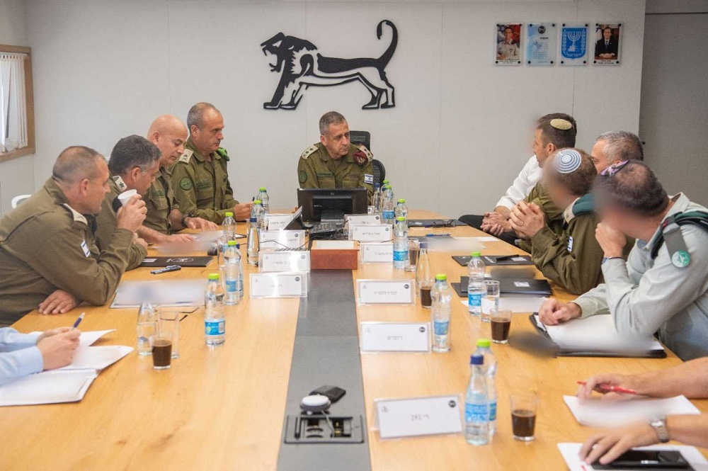 رئيس هيئة الأركان العامة في الجيش الصهيوني أفيف كوخافي يعقد جلسة تقدير وضع في قيادة المنطقة الوسطى مواكبةً للتطوّرات في الضفة الغربية